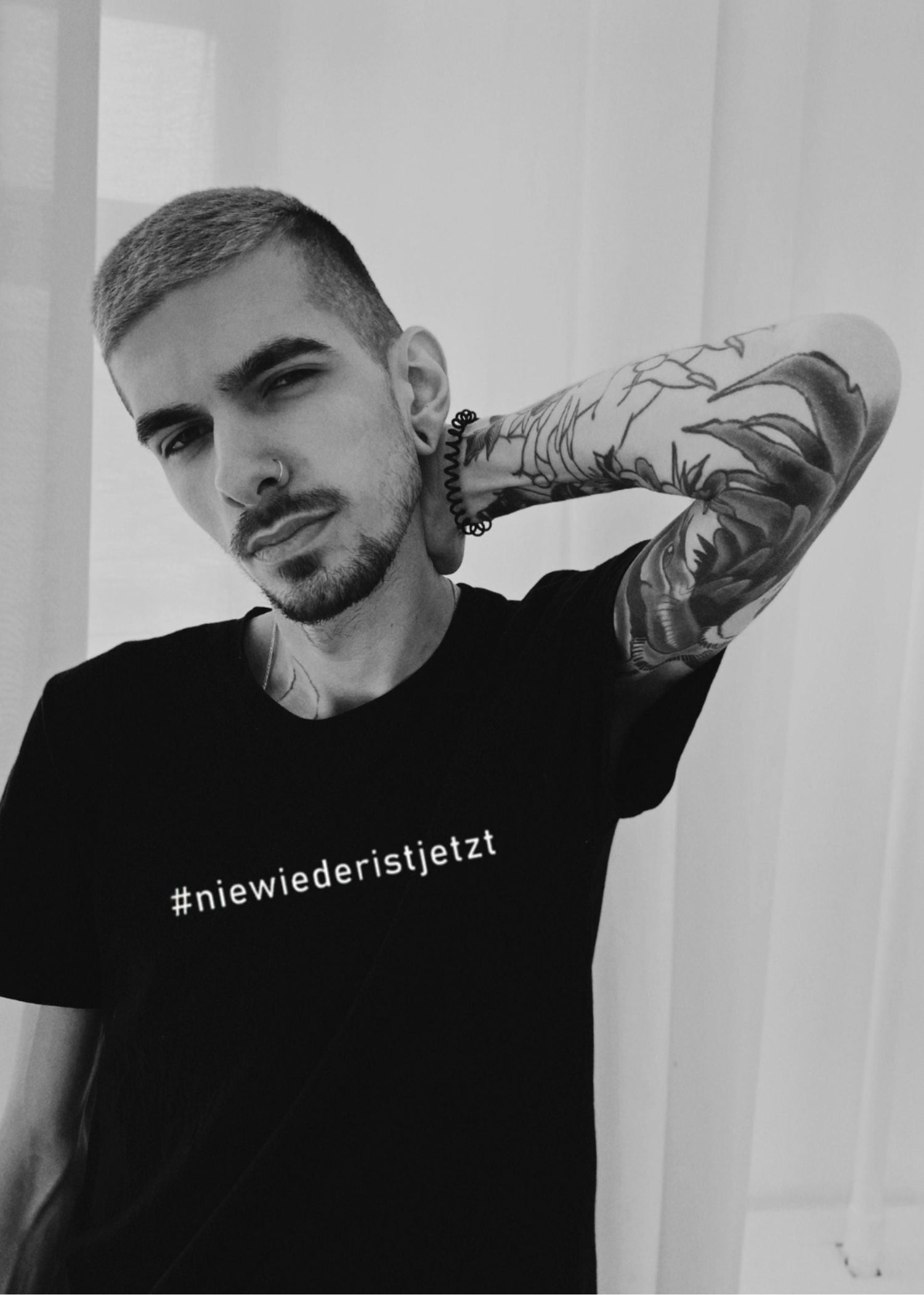Shirt mit „Nie wieder ist jetzt“-Print – klare Botschaft gegen das Vergessen