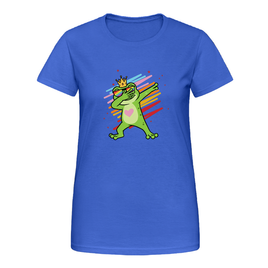  Königsblau Damen T-Shirt mit farbenfrohem Frontprint: Ein grüner Frosch mit goldener Krone, Regenbogenbrille und pinkem Herz auf der Brust zeigt eine Dab-Pose. Im Hintergrund verlaufen bunte Brush-Strokes in Rot, Gelb, Blau und Pink. Das Design wirkt verspielt, königlich und aktivistisch.