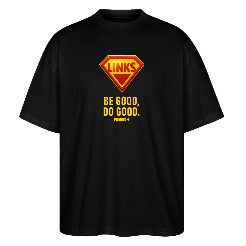 Glänzendes Superman-inspiriertes LINKS-Logo auf blauem Oversize-Shirt, darunter der gelbe Slogan „BE GOOD, DO GOOD“ – politisches Statement für Solidarität und Freiheit.