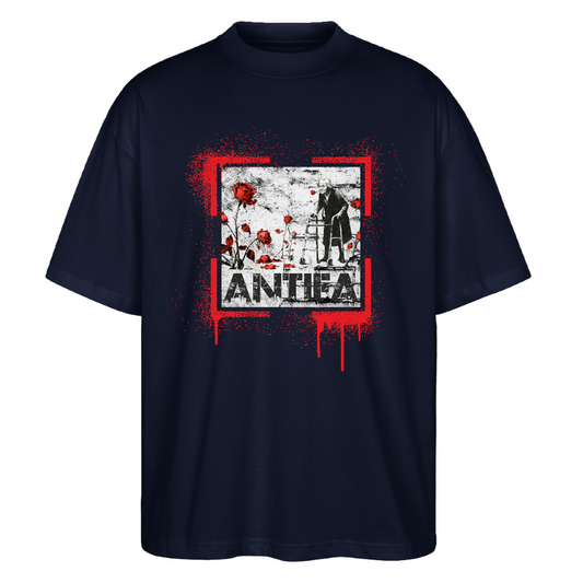  Navy Frontansicht Oversized T‑Shirt: roter Paint‑Splatter Rahmen um ein monochromes Motiv einer Person am Rollator, verteilt rote Rosen und großer „ANTHEA“ Schriftzug darunter; Stanley/Stella Bio‑Unisex.