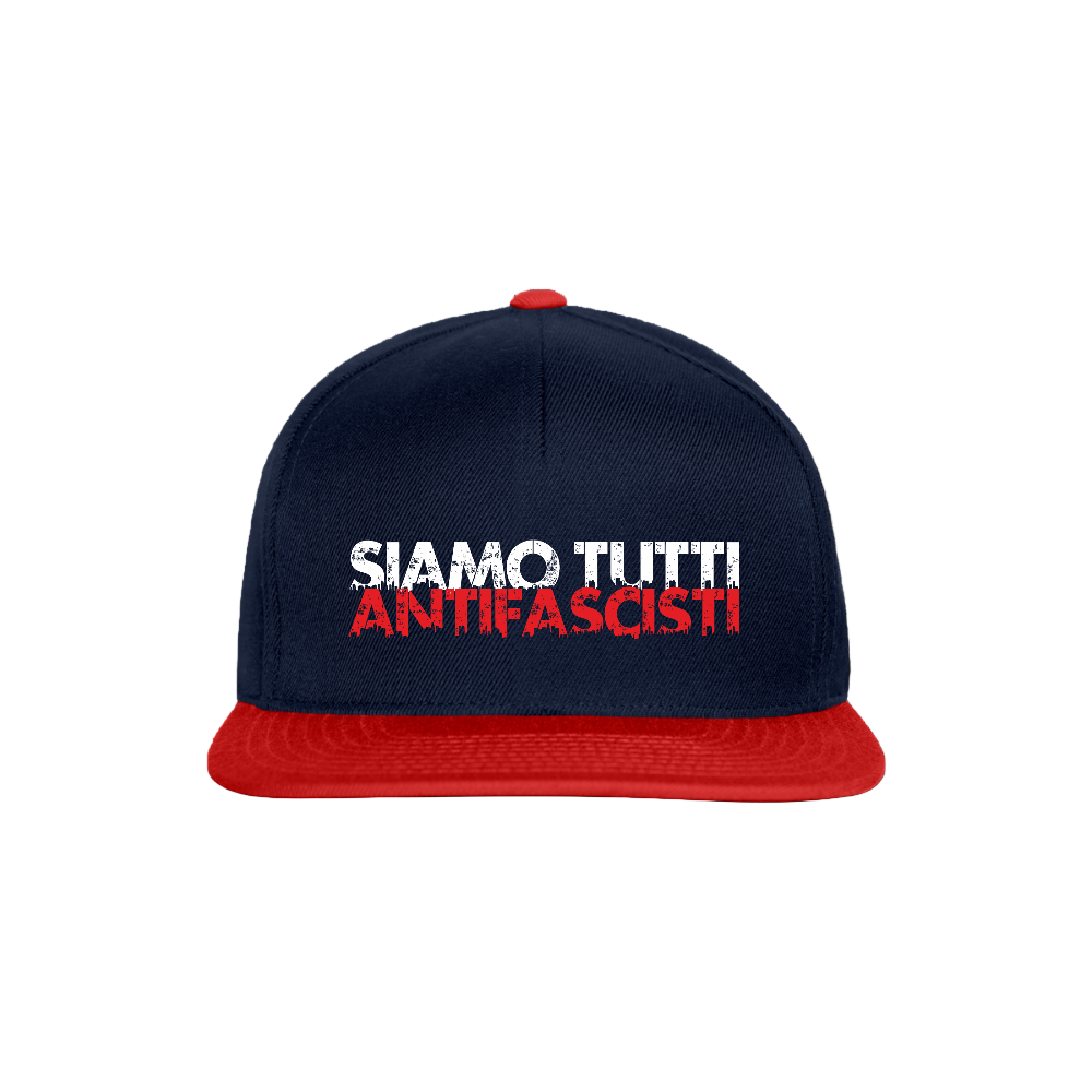 Dunkelblaue Snapback Cap mit gleichfarbigem Schirm  „Siamo tutti antifascisti“ – minimalistisches Design mit Botschaft.

