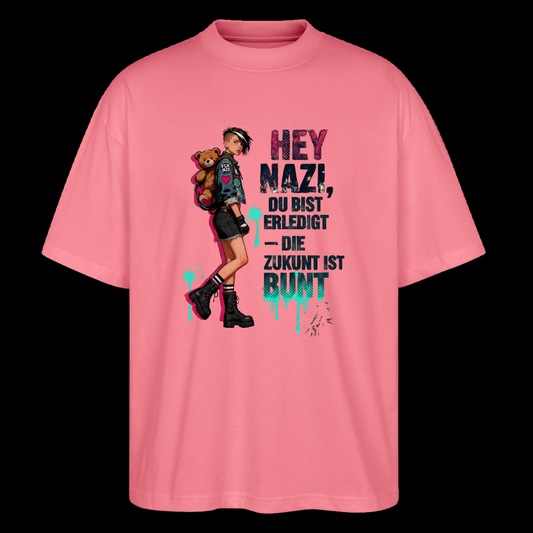 „Antifaschistisches Statement-Shirt mit bunter Illustration: Punkfigur mit Teddy-Rucksack und Spray-Effekt - Pink 