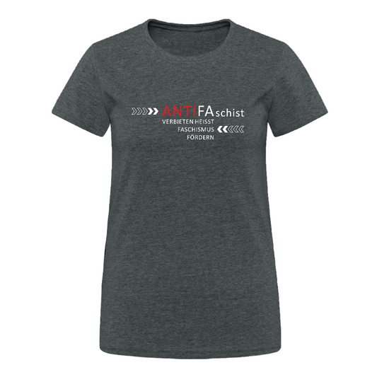 Damen T-Shirt mit weiß-rotem Frontprint: Der Schriftzug „ANTIFAschist – Verbieten heißt Faschismus fördern“ wird von weißen Pfeilen flankiert, die nach links zeigen. Das Design ist plakativ und politisch, ein klares Statement gegen die Kriminalisierung antifaschistischer Bewegungen. Dunkelgrau meliert