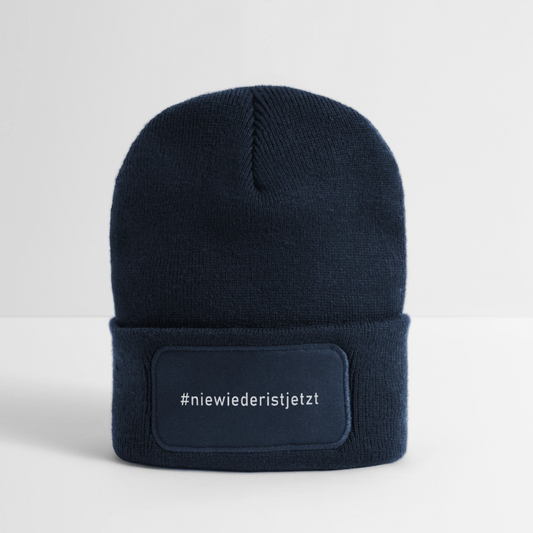 Beanie „Nie wieder ist jetzt“ – doppellagiger Strick mit Statement-Patch - French Navy
