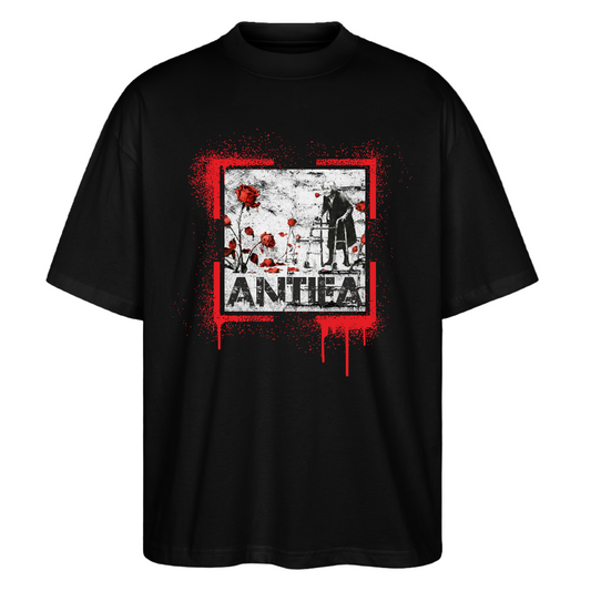 Stanley/Stella Oversized Unisex Bio T-Shirt Blaster - Schwarz Schwarzes Shirt mit rotem Paint‑Splatter, älterer Person am Rollator und roten Rosen; darunter ANTIFA