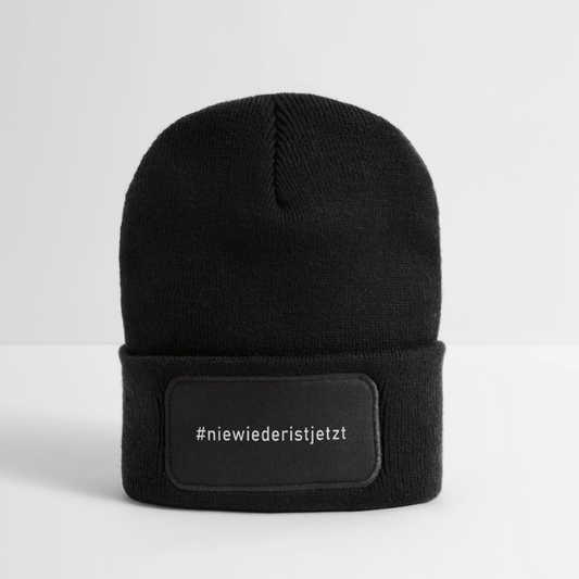 Beanie „Nie wieder ist jetzt“ – doppellagiger Strick mit Statement-Patch