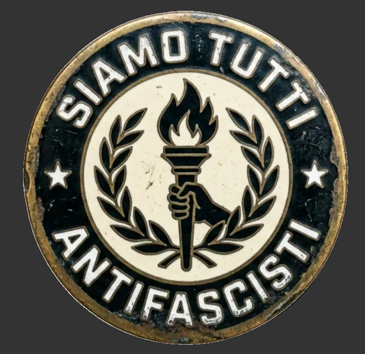Rundes Emblem mit einer stilisierten Hand, die eine brennende Fackel hält, umgeben von einem Lorbeerkranz und dem Schriftzug „Siamo Tutti Antifascisti“.