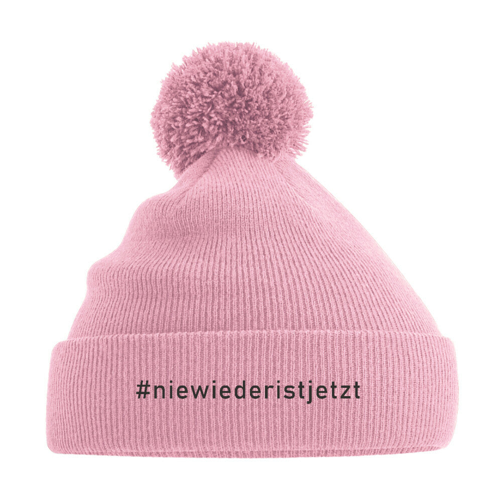 IStrickmütze mit weißem Aufdruck #niewiederistjetzt und Pompon – aktivistisches Winteraccessoire pink
