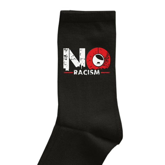 Schwarze Socke mit weiß-rotem ‚NO RACISM‘
