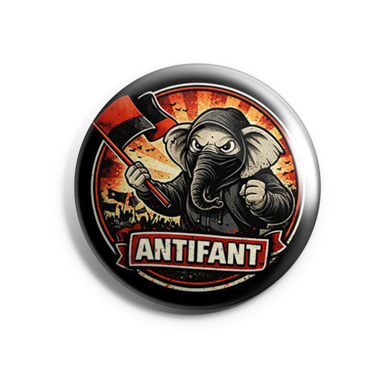 „Runder Button mit stilisiertem Elefanten in schwarzer Kapuzenjacke, der eine rot‑schwarze Fahne hält; im Hintergrund eine Menschenmenge mit Fahnen und der Schriftzug ‚ANTIFANT‘ im unteren Bereich.“