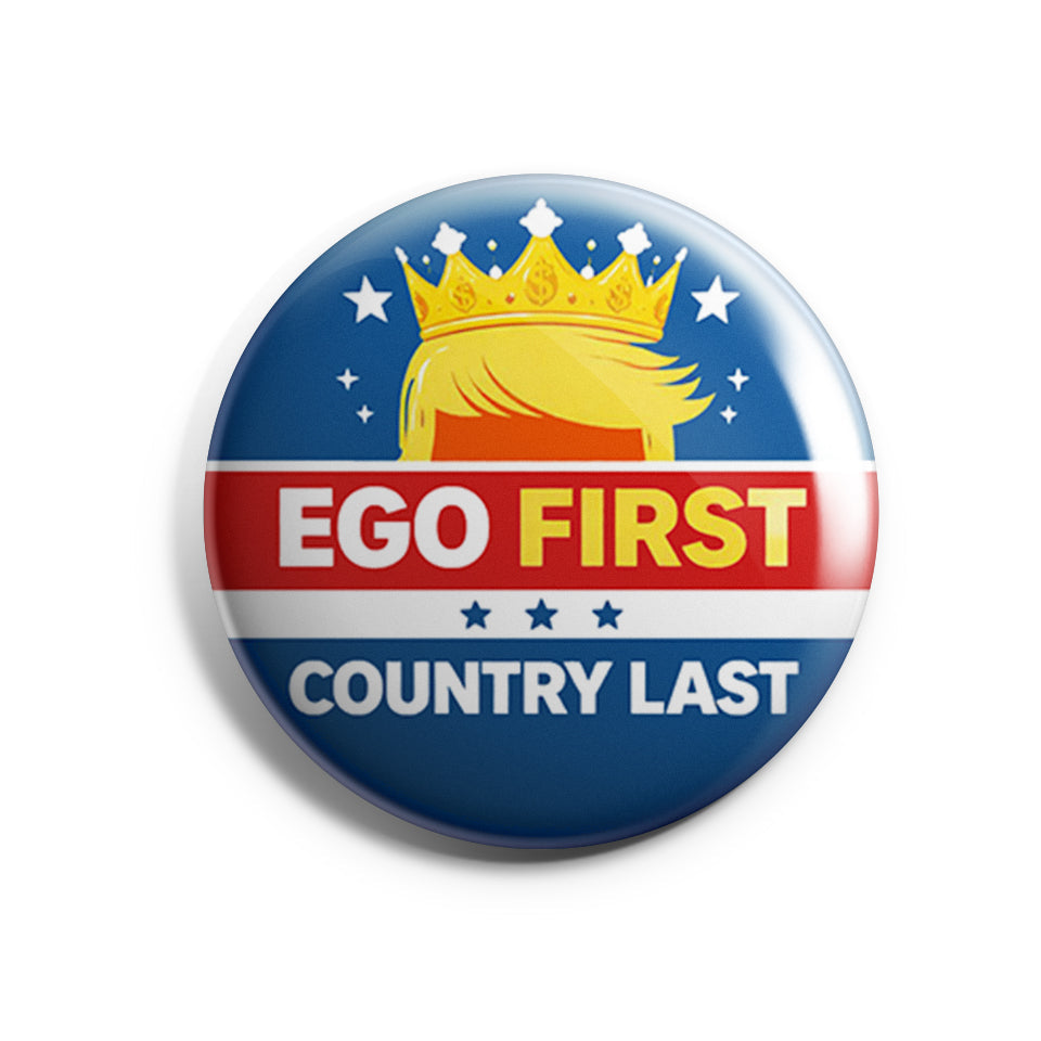„Runder Button mit der Aufschrift ‚EGO FIRST – COUNTRY LAST‘ im rot‑blau‑weißen Design.“