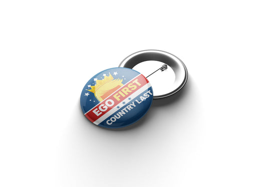„Runder Button mit rotem oberen Bereich und der Aufschrift ‚EGO FIRST‘, darunter ein weißer Streifen mit drei blauen Sternen und blauem unteren Bereich mit der Aufschrift ‚COUNTRY LAST‘; in der Mitte eine Illustration einer Person mit gelber Frisur und Krone vor blauem Sternenhintergrund.“