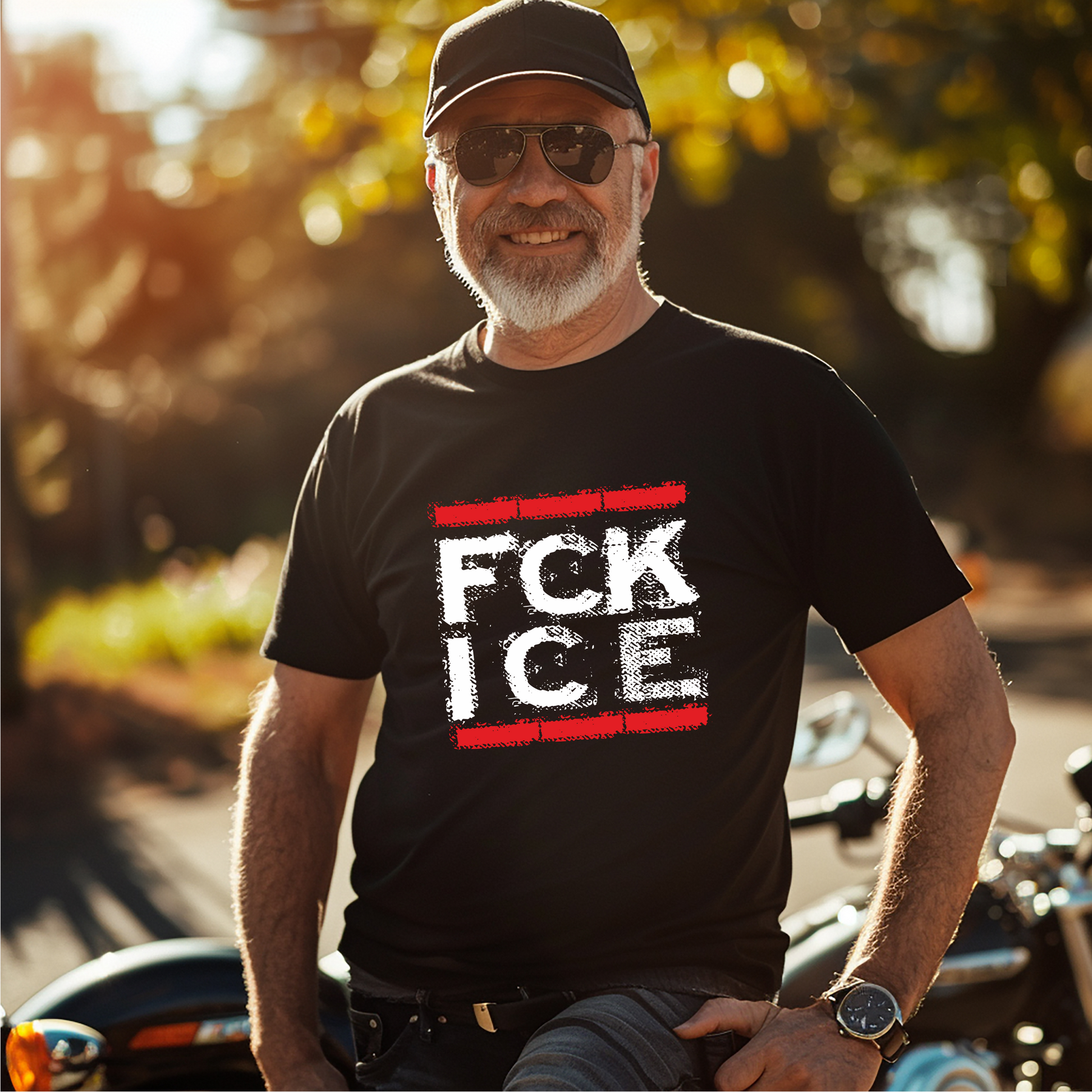 Schwarzes Herren‑T‑Shirt mit weiß‑rotem FCK ICE Frontprint in Vintage‑Typografie, getragen von Person mit Cap und Sonnenbrille, stehend neben Motorrad im Sonnenlicht.