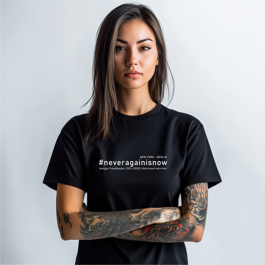 Model trägt #neveragainisnow Damen T Shirt im Casual Look mit Jeans

