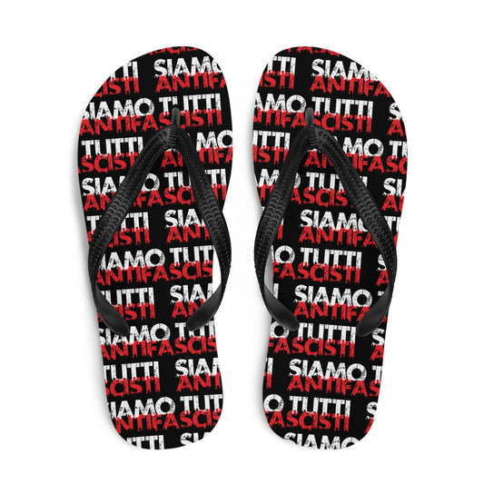 Schwarze Flip-Flops mit weiß-rotem ‚SIAMO TUTTI ANTIFASCISTI‘‑Print – antifaschistisches Statement