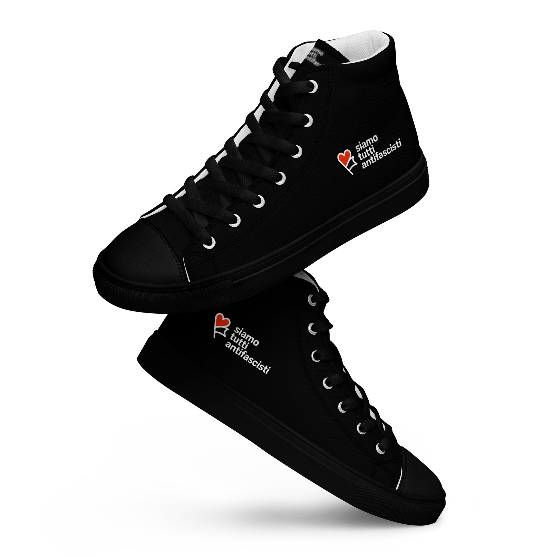 „Schwarze High‑Top‑Canvas‑Schuhe mit rotem Herz und Schriftzug ‚siamo tutti antifascisti‘.“