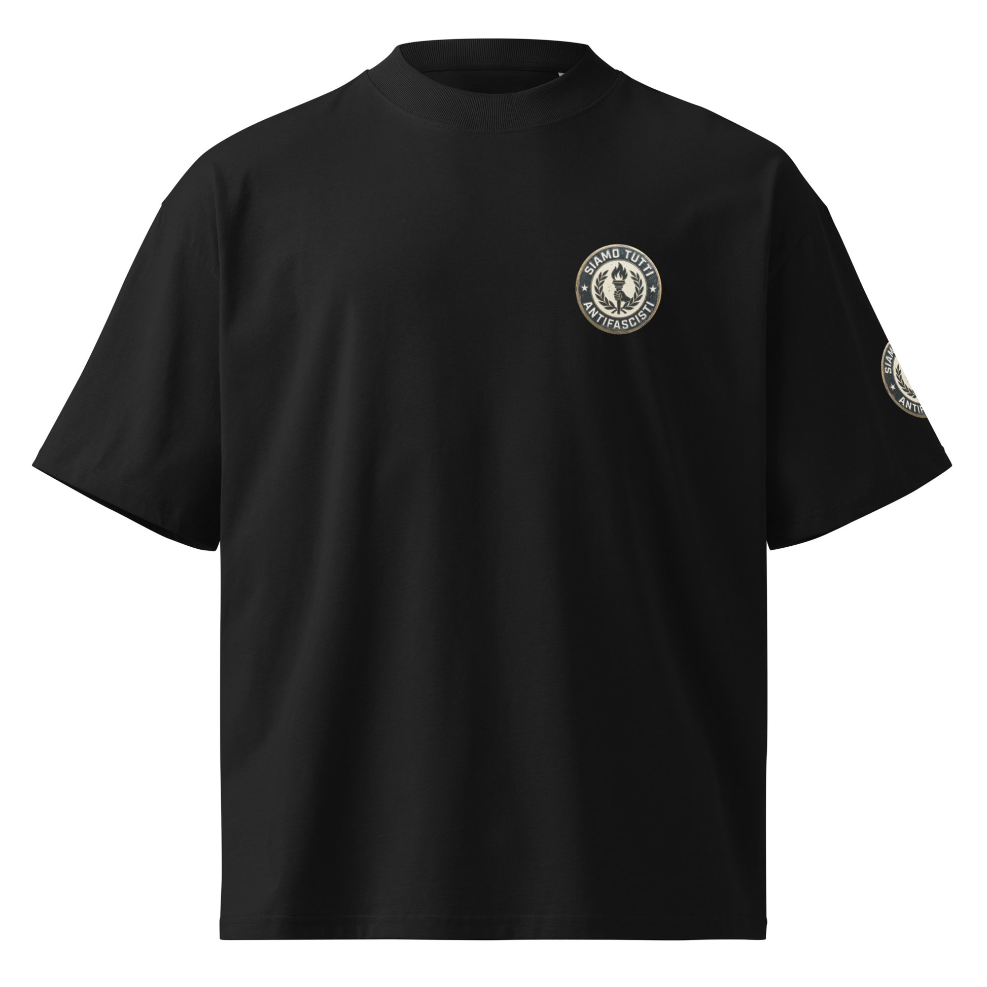 Schwarzes Oversize‑T‑Shirt mit rundem Fackel‑ und Lorbeerkranz‑Emblem und dem Schriftzug „Siamo Tutti Antifascisti“.
