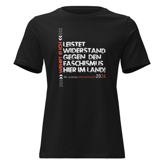 Schwarzes T‑Shirt mit großem typografischen Design: roter vertikaler Schriftzug „Wehrt Euch“, dazu weiße und rote Textzeilen „Leistet Widerstand gegen den Faschismus hier im Land! Wir sind die Brandmauer 2026“.