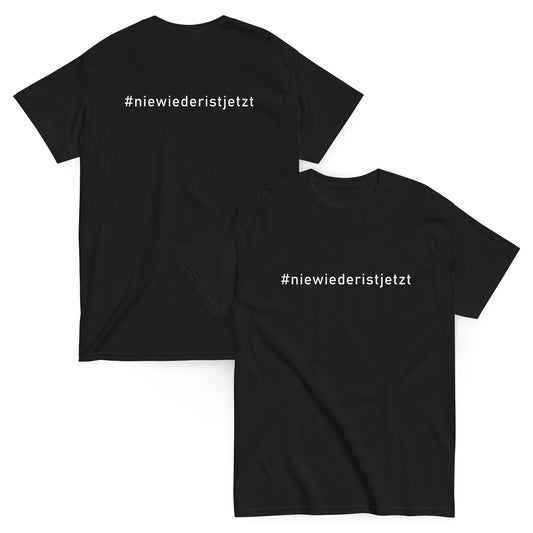  Zwei schwarze Unisex‑T‑Shirts nebeneinander; auf Vorder‑ und Rückseite groß in weißer Schrift der Hashtag #niewiederistjetzt, minimalistisches Aktivismus‑Design.