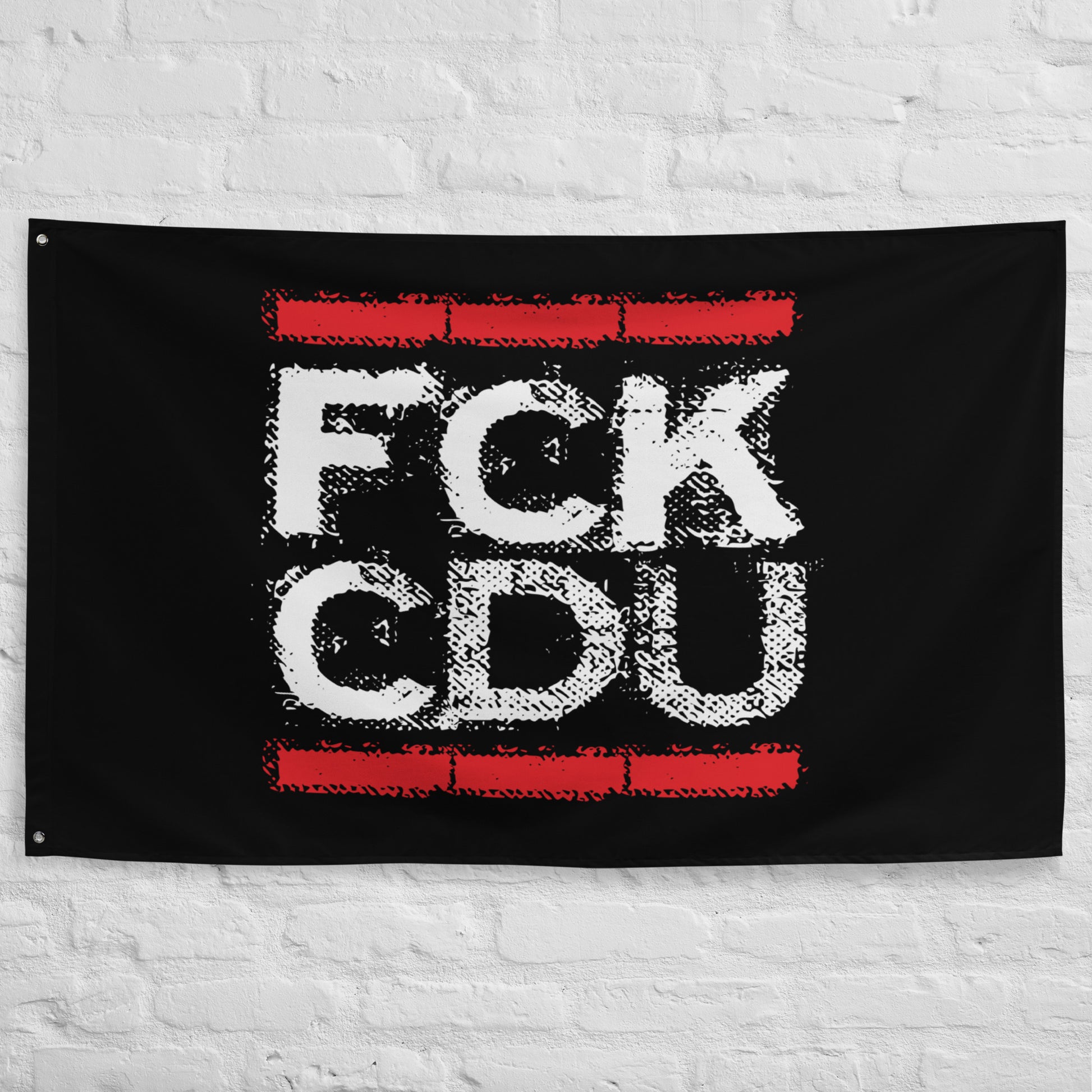 
„Schwarze Flagge mit weißem Schriftzug ‚FCK CDU‘ und rotem Backsteinrahmen – urbanes Protestdesign gegen konservative Politik“
