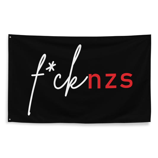 
„Schwarze Flagge mit weiß-rotem Schriftzug ‚f*ck nzs‘ – verspielte Typografie als klares Statement gegen Nazis“
