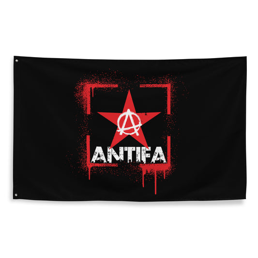 
„Schwarze Flagge mit rotem Stern, weißem Anarcho-A und Schriftzug ‚ANTIFA‘ – Spraypaint-Stil mit Tropfenrand“

