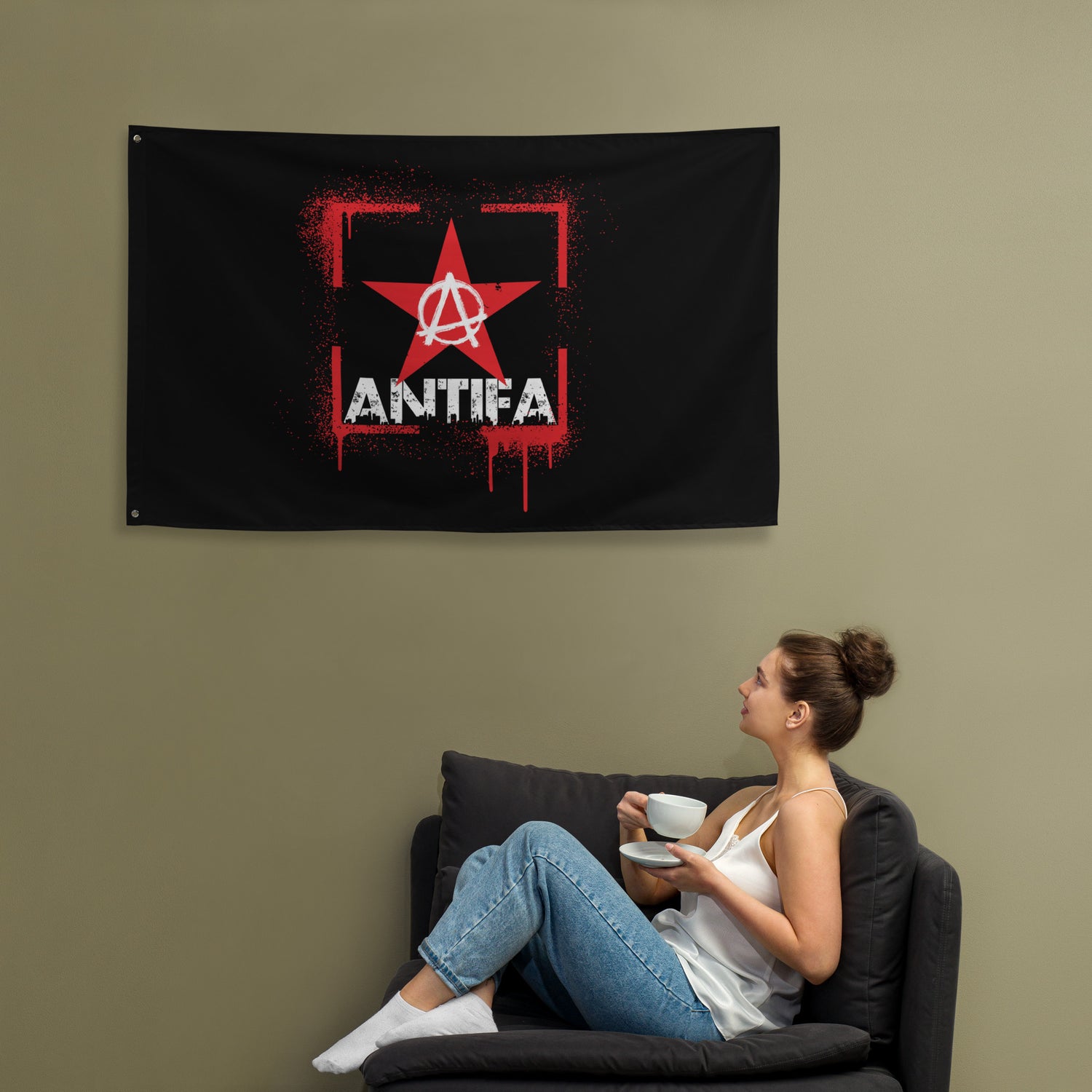 
„Antifaschistische Flagge mit gespraytem Rand und Anarcho-Symbol – ideal für Demos, Fenster oder politische Aktionen“
