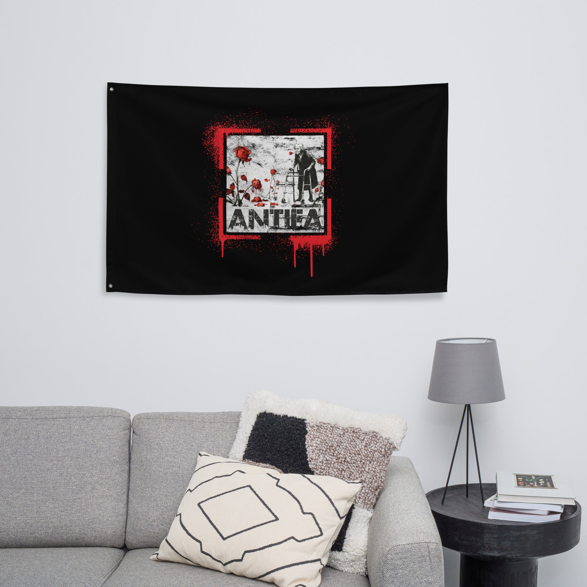 „Schwarze Protestflagge mit ANTIFA Schriftzug und Illustration“