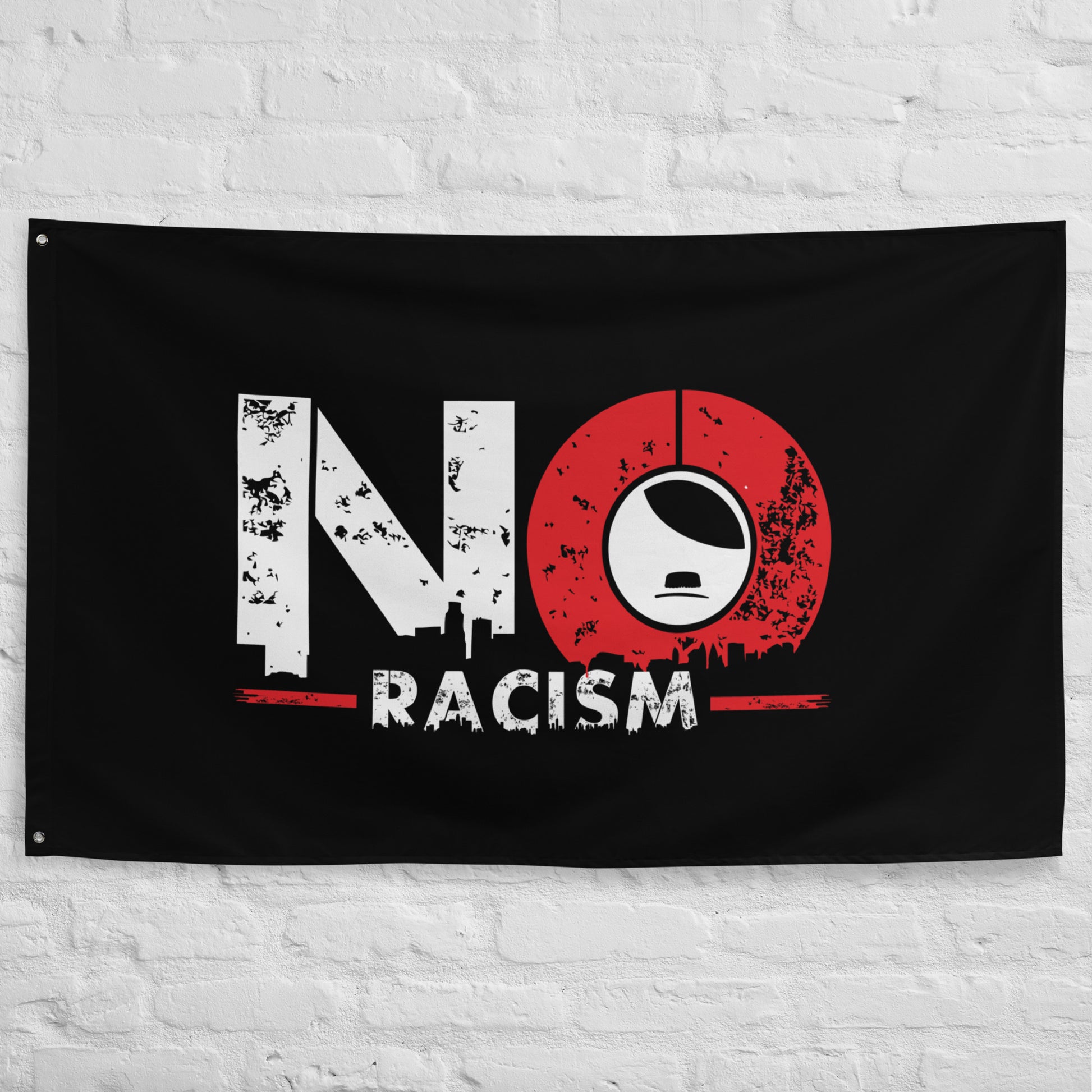 „NO RACISM Protestflagge in Schwarz mit weiß‑rotem Print“

