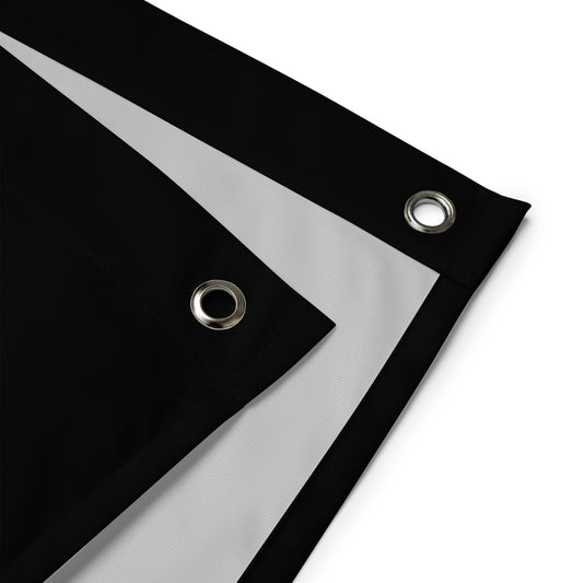 „Antirassistische Flagge mit Symbol und urbaner Skyline“

