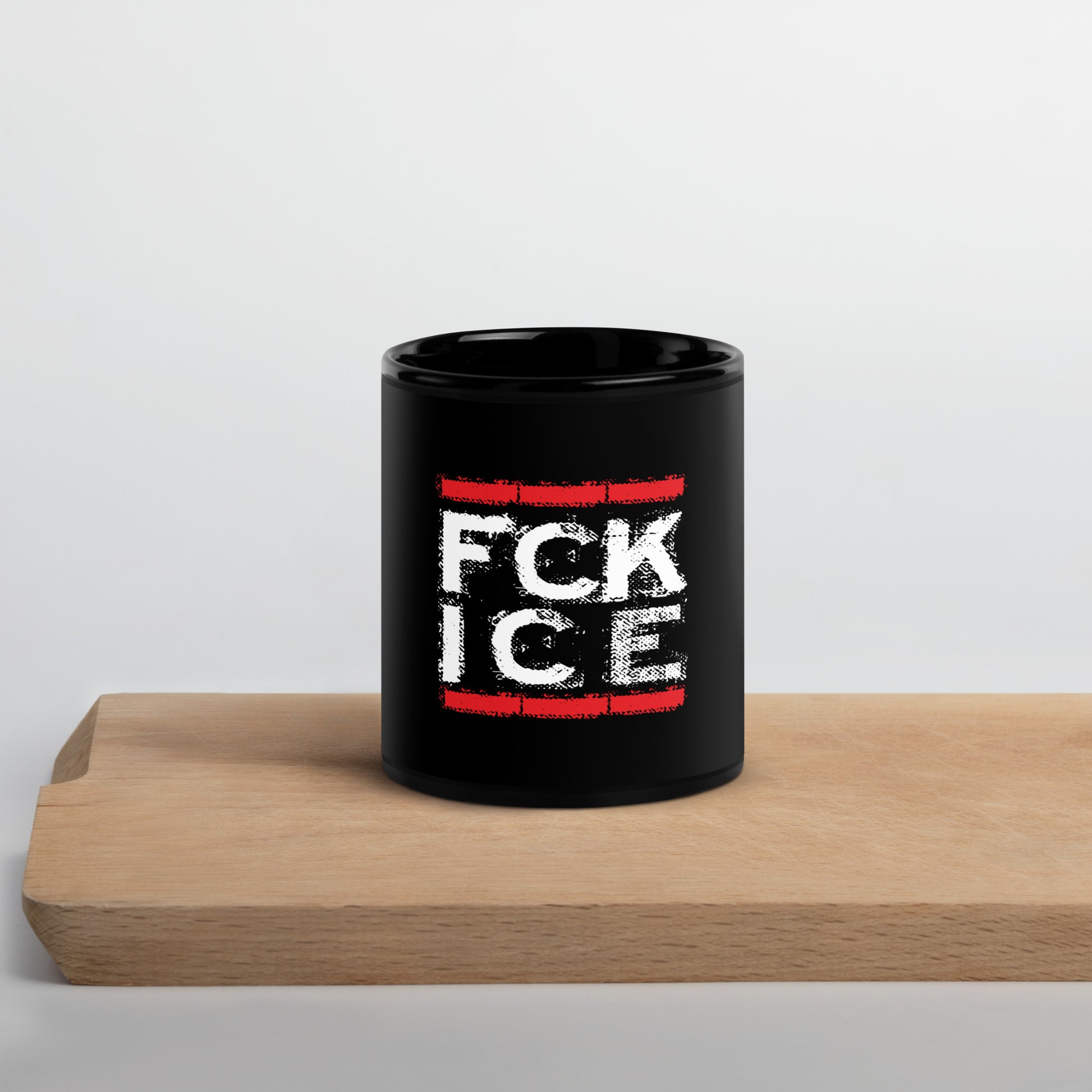 FCK ICE Tasse — Statement gegen Abschottung. Schwarze Keramiktasse, 11 oz & 15 oz, blei‑ und BPA‑frei, glänzende Glasur, spülmaschinen‑ und mikrowellenfest.