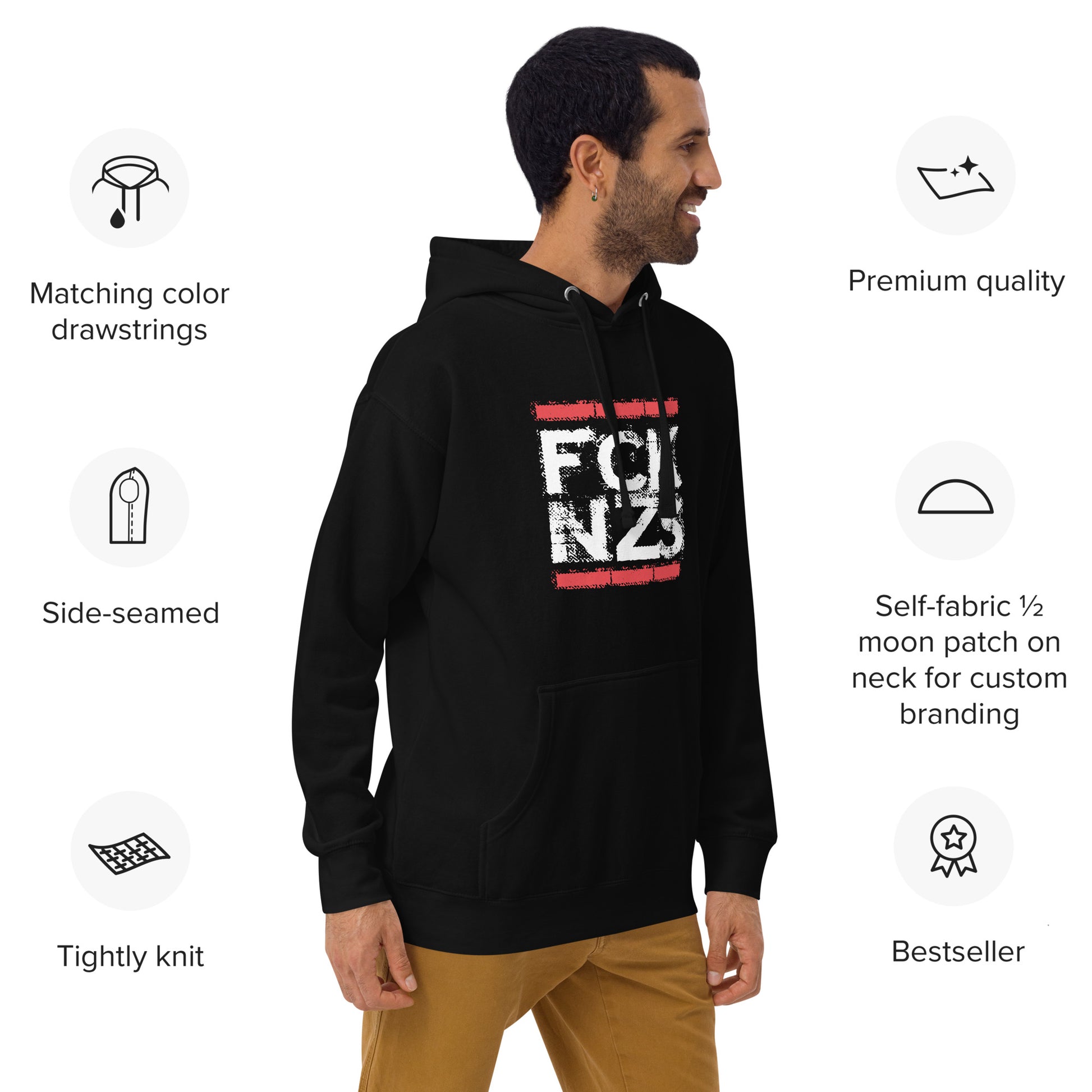 Modell trägt Unisex FCK NZS Hoodie mit 3‑Paneel‑Kapuze, flachen Kordelzügen und Aufnäher auf der Rückseite Produktbeschreibung

