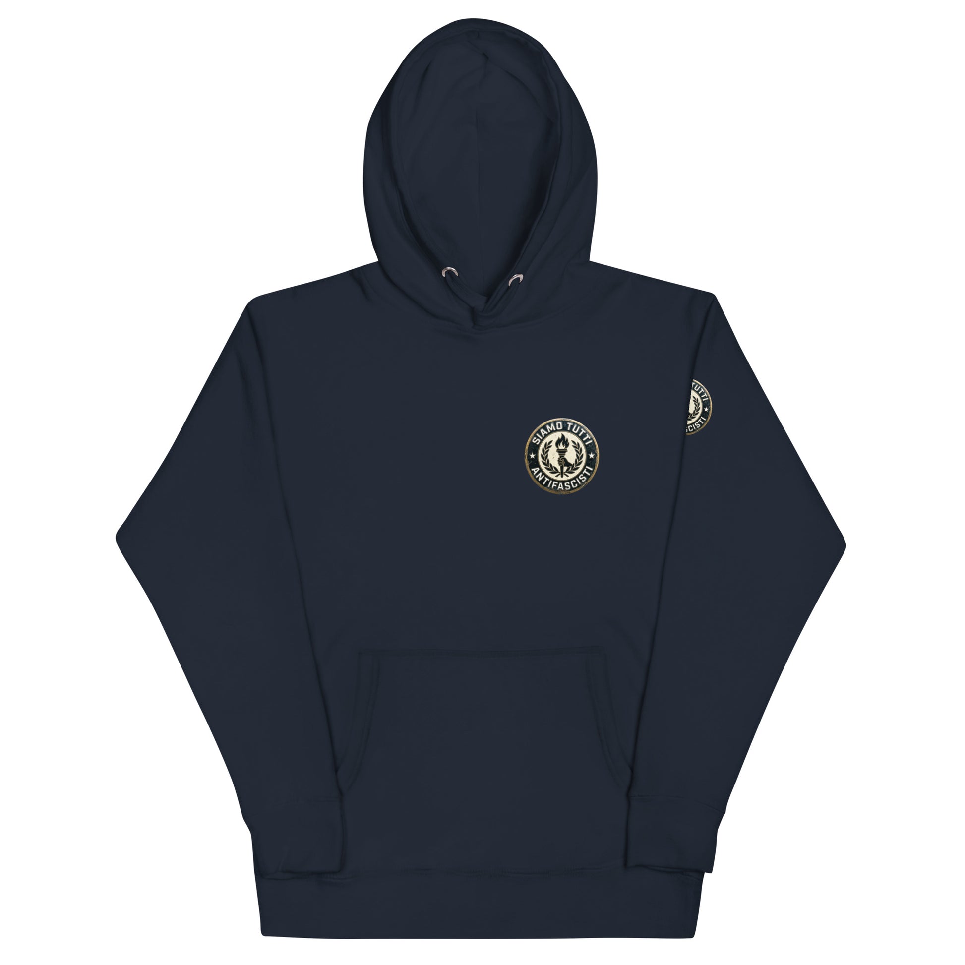 Dunkelblauer Hoodie mit rundem Emblem aus Fackel und Lorbeerkranz und dem Schriftzug „Siamo Tutti Antifascisti“.