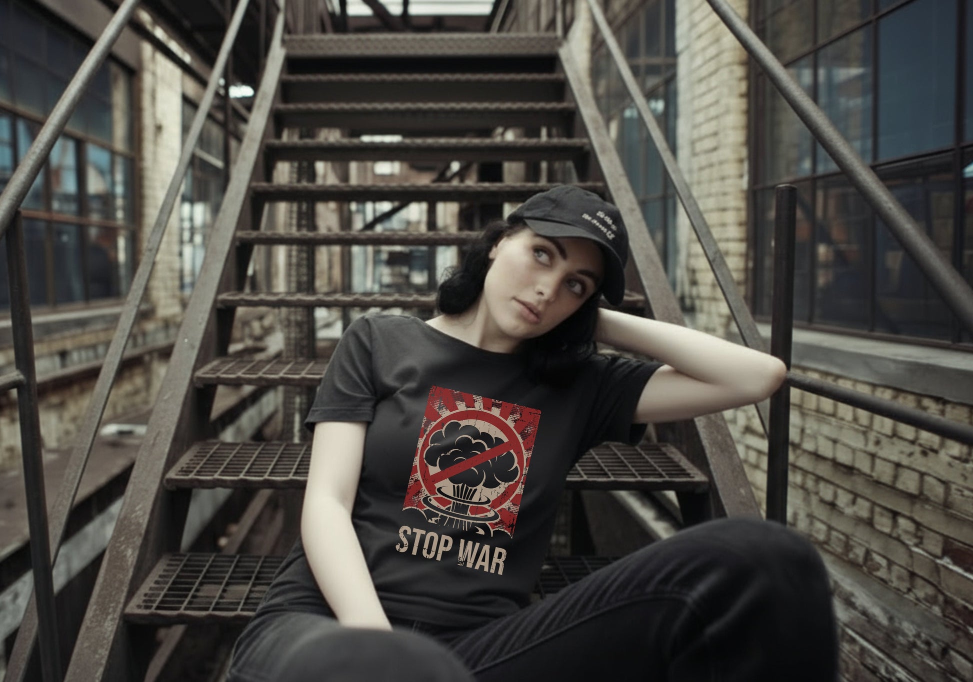 Damen T-Shirt "STOP WAR" Retro Design - Das kreative Statement