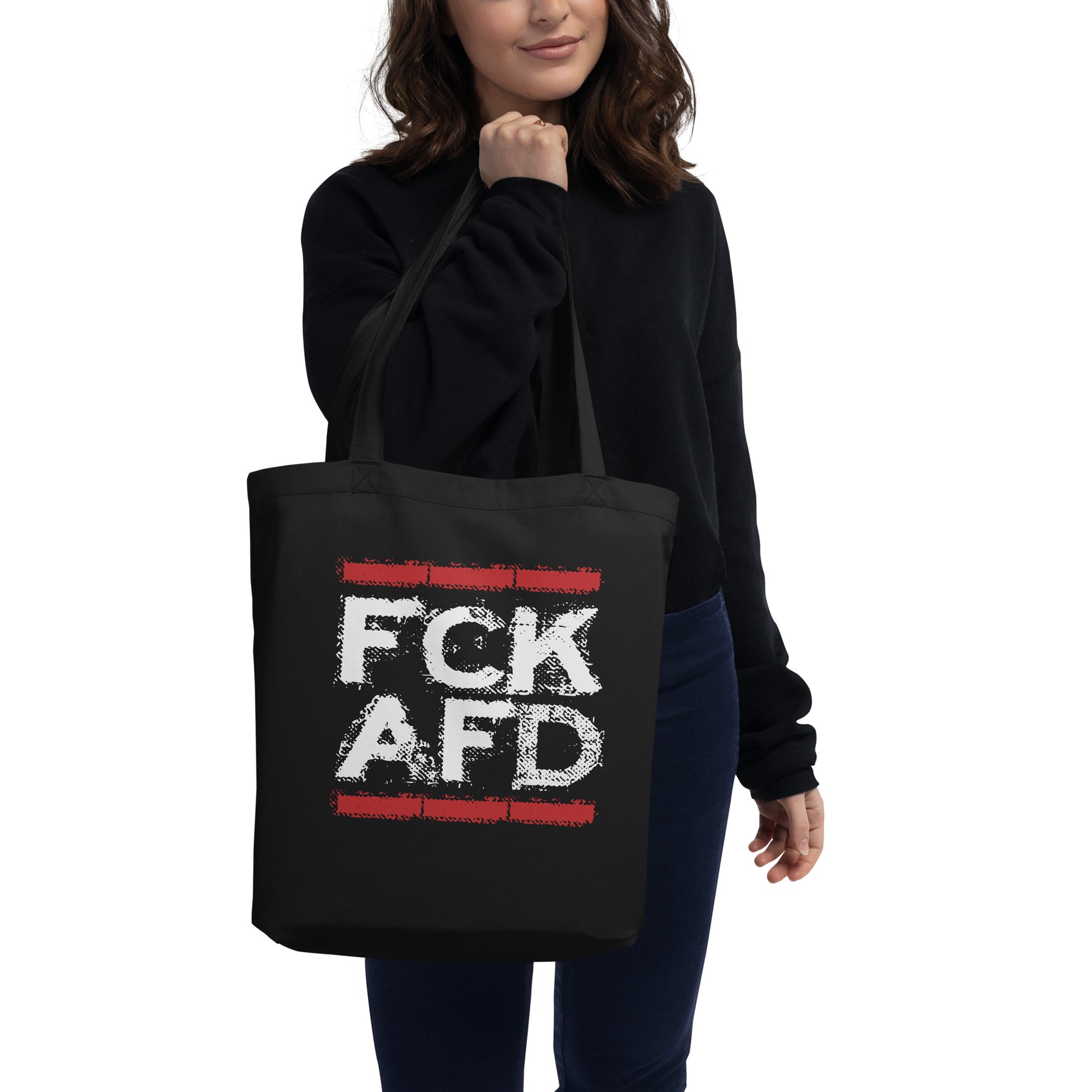 Modell trägt Tasche FCK AFD schwarz über der Schulter

