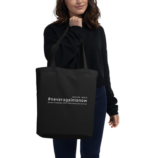 Modell trägt Tasche #neveragainisno schwarz über der Schulter

