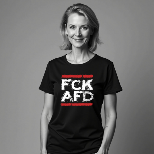 Frau trägt FCK AFD T‑Shirt Damenfit mit rotem Backstein‑Hintergrund

