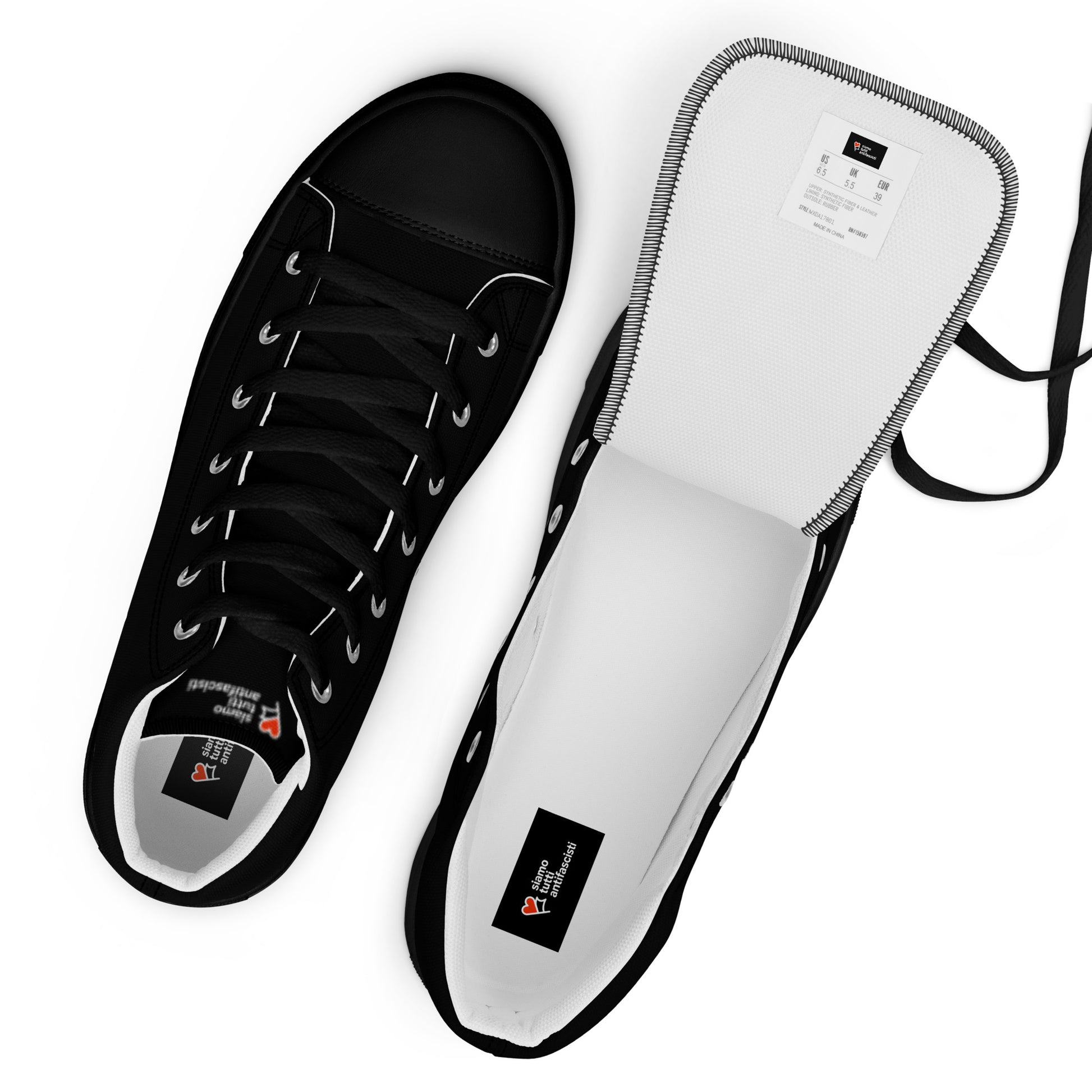 „Statement‑Schuhe mit rotem Herz und antifaschistischem Slogan, ideal für Menschen, die klare Werte vertreten.“

