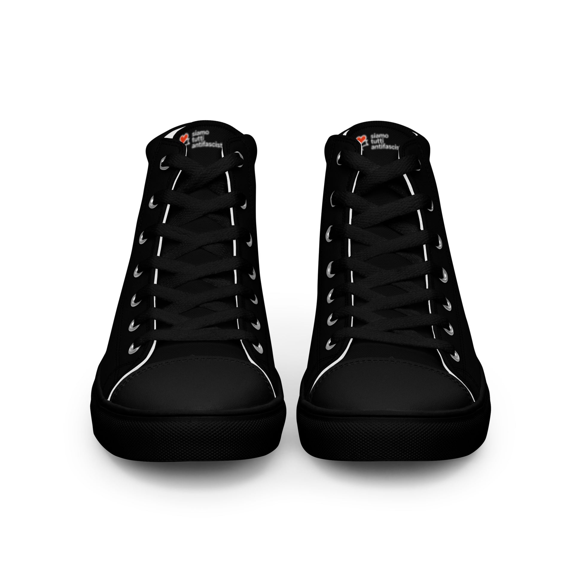 „High‑Top‑Canvas‑Schuhe mit mutigem Herz‑Design und der Botschaft ‚wir sind alle antifaschistisch‘.“