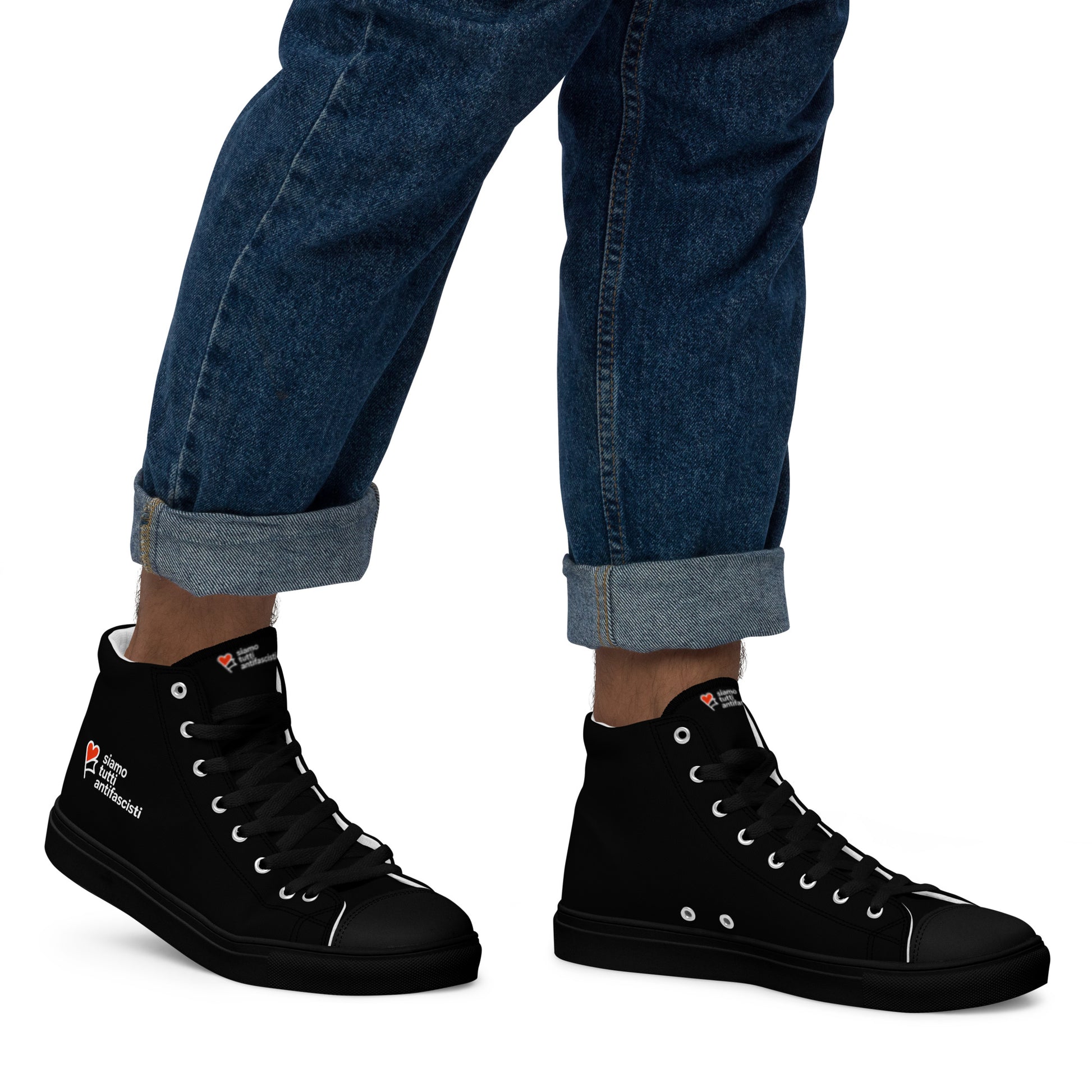 „Antifaschistische High‑Top‑Schuhe mit Herzlogo und italienischem Slogan ‚siamo tutti antifascisti‘ – politisches Statement‑Footwear.“