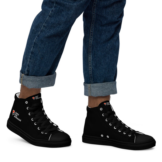 „Antifaschistische High‑Top‑Schuhe mit Herzlogo und italienischem Slogan ‚siamo tutti antifascisti‘ – politisches Statement‑Footwear.“