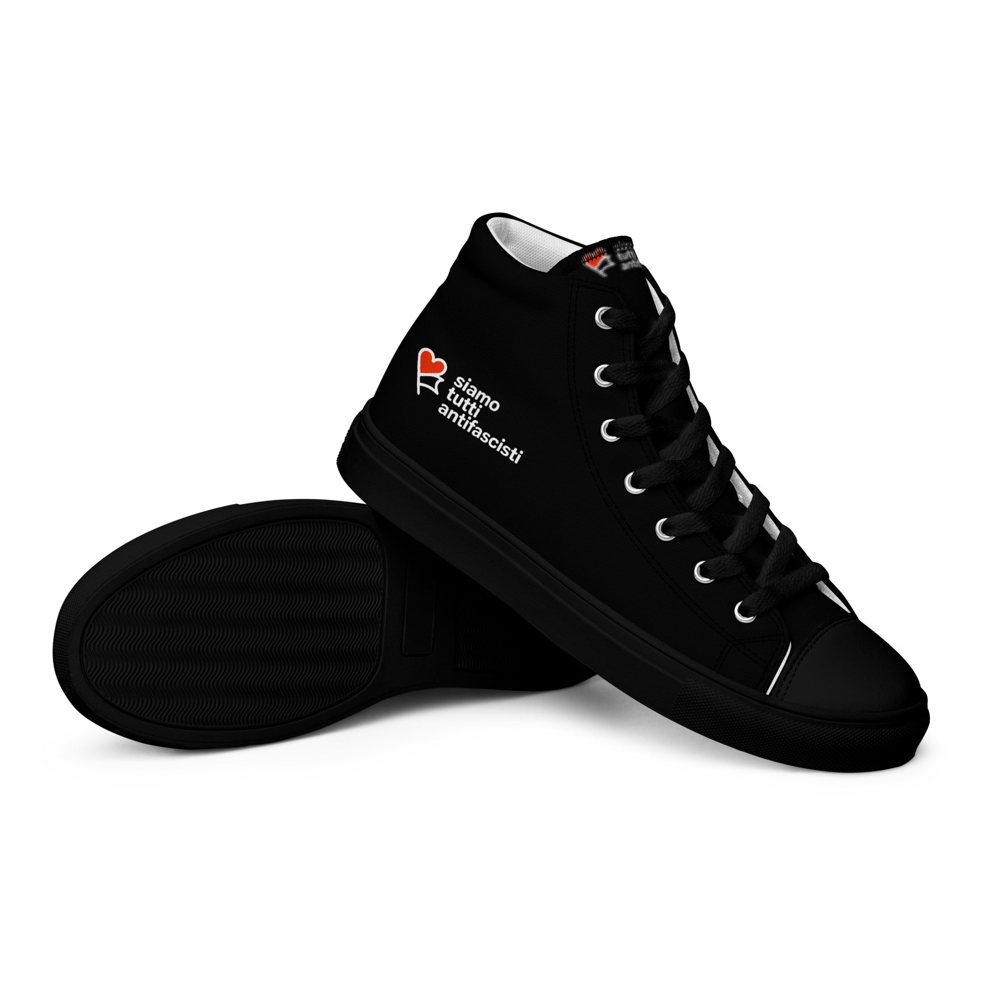 „High‑Top‑Sneaker in Schwarz mit Herzgrafik und italienischem antifaschistischen Slogan.“

