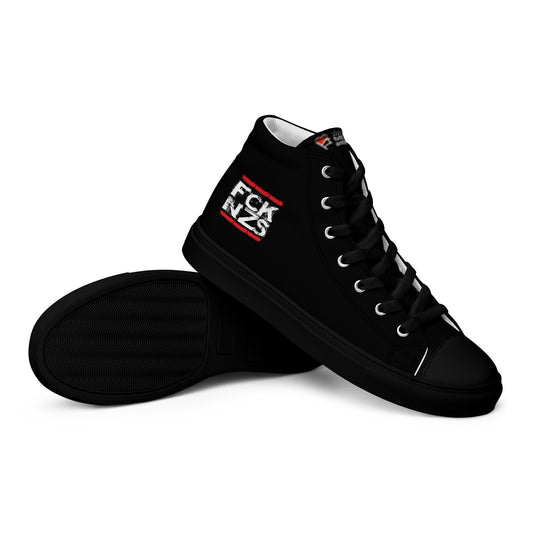 „Herren‑Sneaker aus Leinencanvas mit klarer Typografie FCK NZS, die eine antifaschistische Haltung ausdrückt.“