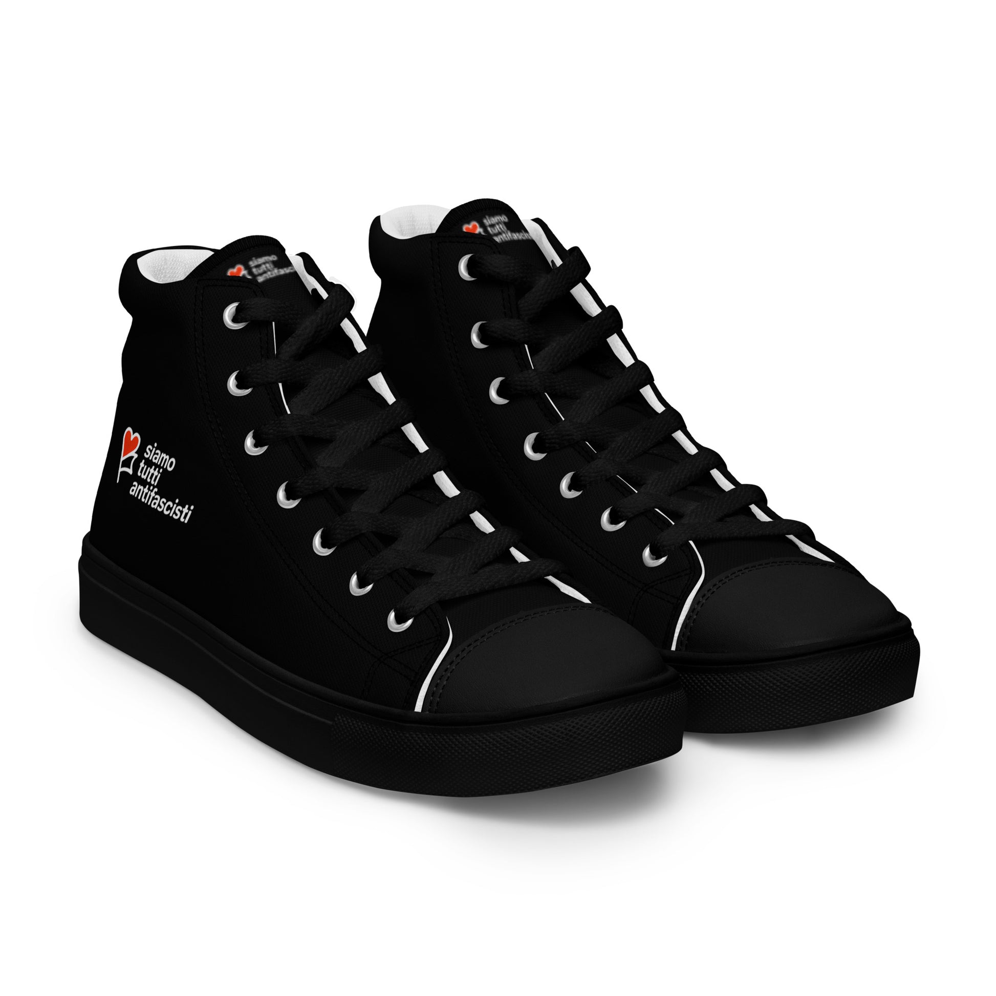 „Schwarze High‑Top‑Canvas‑Schuhe mit weißer Sohle und rotem Herzmotiv sowie dem Schriftzug ‚siamo tutti antifascisti‘.“

