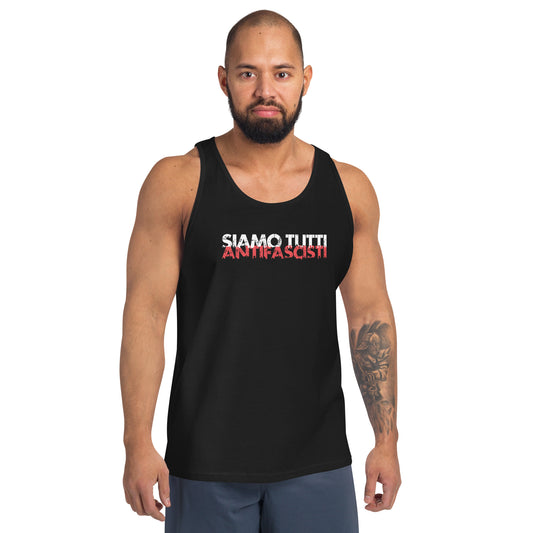 „Person trägt schwarzes Tanktop mit Frontprint ‚SIAMO TUTTI ANTIFASCISTI‘ in Weiß und Rot mit distressed Schrift – klares antifaschistisches Statement durch minimalistisches Design.“