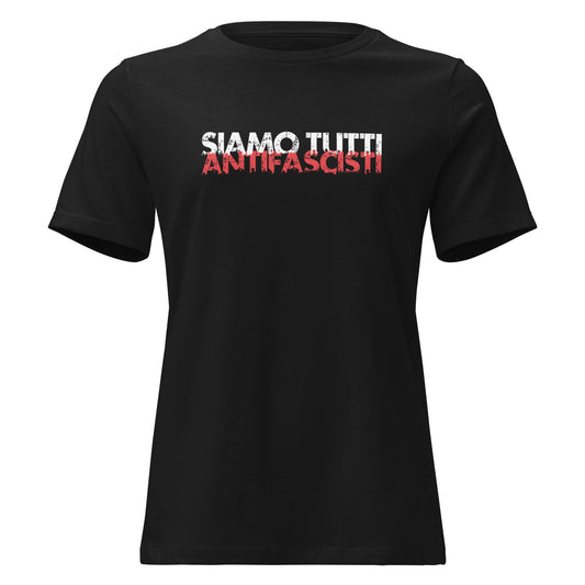 Schwarzes Damen T-Shirt mit dem Statement „SIAMO TUTTI ANTIFASCISTI“ in weiß-roter, distressed Schrift auf der Vorderseite.