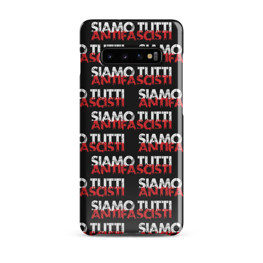 Smartphone‑Hülle mit Allover‑Print ‚SIAMO TUTTI ANTIFASCISTI‘ in Weiß und Rot auf schwarzem Hintergrund. 1
