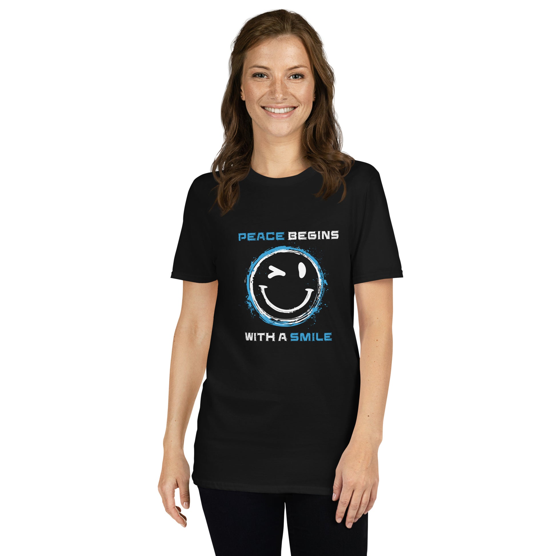 Schwarzes Unisex‑T‑Shirt mit winking‑Smiley und dem Text „Peace Begins With a Smile“.

