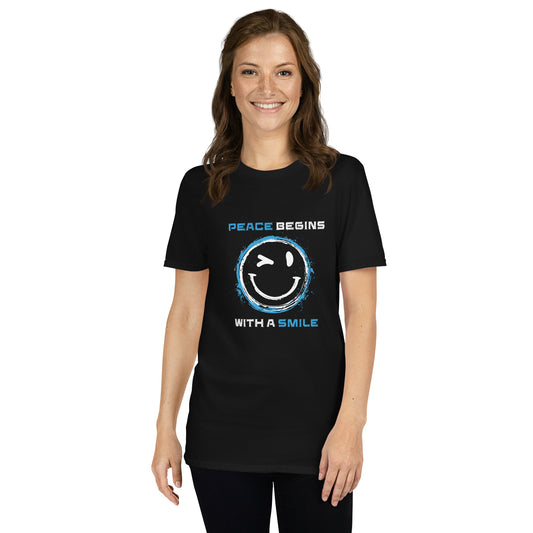Schwarzes Unisex‑T‑Shirt mit winking‑Smiley und dem Text „Peace Begins With a Smile“.

