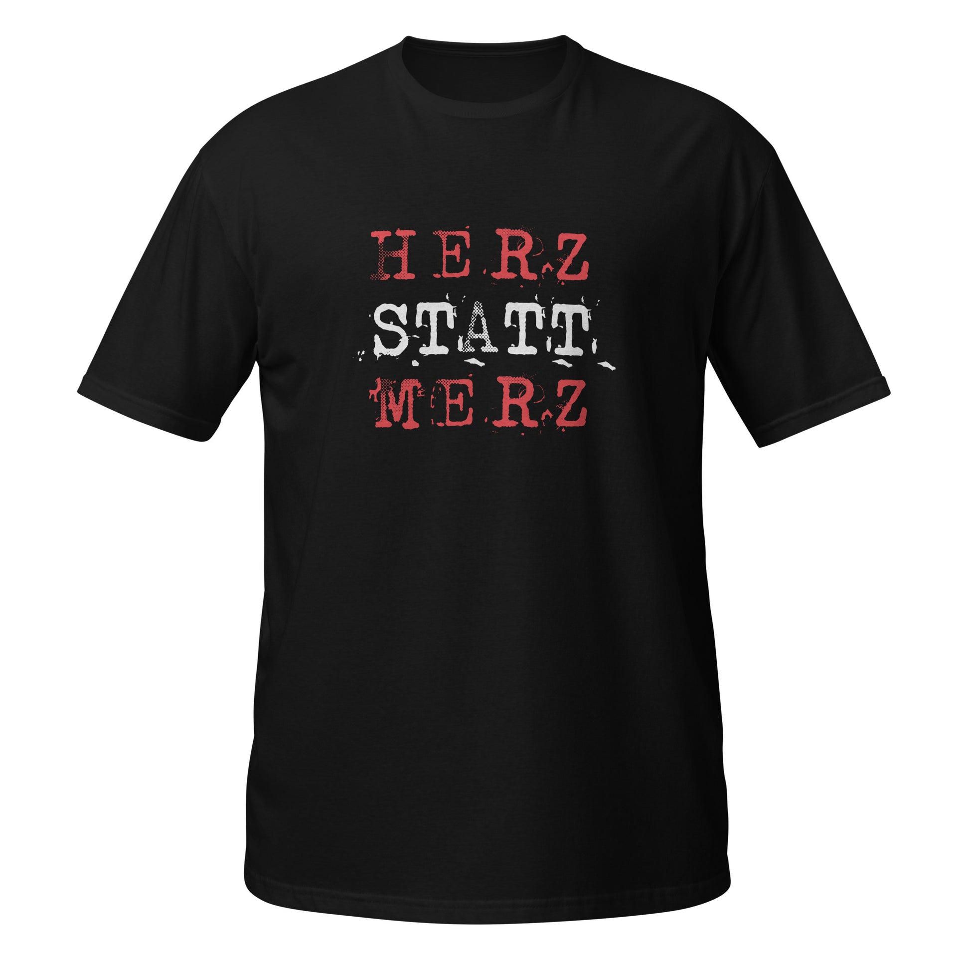 Schwarzes Unisex‑T‑Shirt mit großem, dreizeiligem Text: „HERZ“ in roter, abgenutzter Schrift, darunter „STATT“ in Weiß, gefolgt von „MERZ“ erneut in Rot. Die Typografie wirkt grungig und leicht gesprenkelt.

